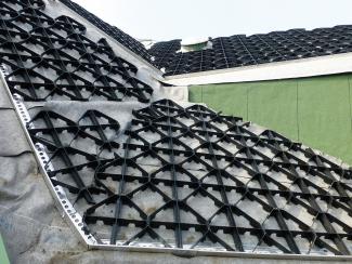 The Georaster® areas are framed in by eaves profiles DP 120 for increased stability. © ZinCo / Van der Tol Georaster® elements